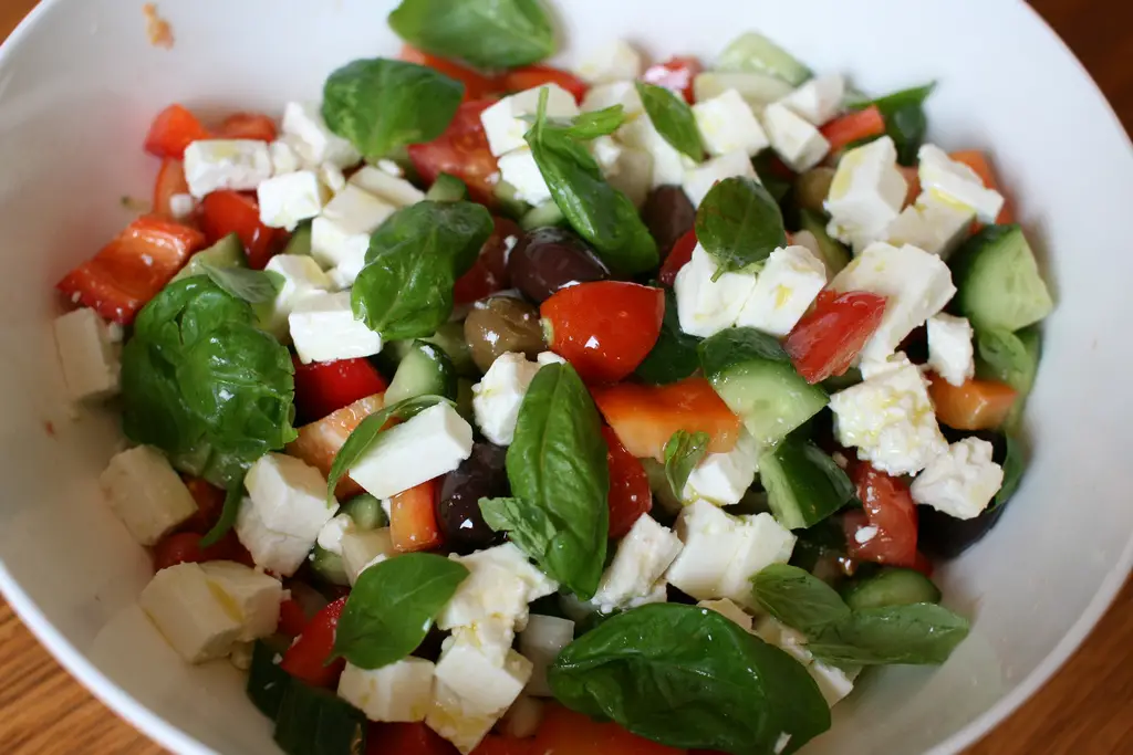Der fertig marinierte griechische Salat | Griechischer salat rezept ...