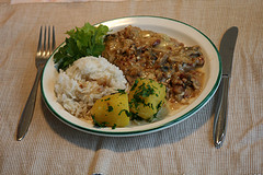 24 Stunden Kalbsschnitzel, fertig serviert mit Reis und Petersilienerdäpfeln