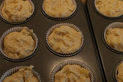 Den Teig für die Ananas Kokos Muffins in die Formen füllen