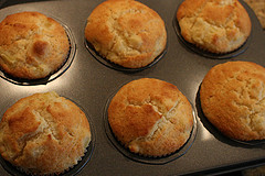 Die fertige gebackenen Ananas Kokos Muffins in der Form