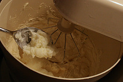 Den Pudding nach und nach in die geschlagene Butter einrühren