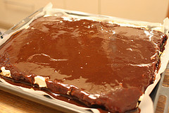Die Schokoladeglasur auf der Puddingcreme verteilen