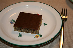 Ein Stück Becherkuchen Mohn. Hier eine Variante mit Schokoladeglasur