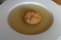 Das Bisquitschöberl serviert in einem Teller Suppe