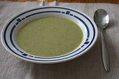 Die Suppe mit einem Mixstab pürieren