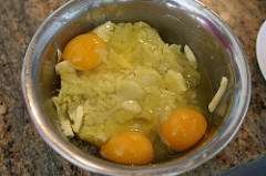 Erdäpfel, Butter und die Eier zu einem Teig verrühren