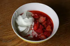 Erdbeeren und Joghurt vermischen