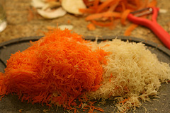 Sellerie und Karotten für den Farmersalat fein raspeln