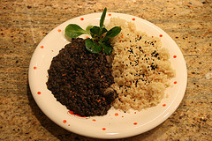 Fenchel-Linsen mit Quinoa, garniert mit Schwarzkümmel und Vogerlsalat