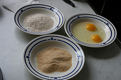 Mehl, Eier und Semmelbrösel zum Panieren