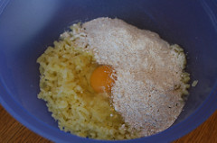 Erdäpfel, Mehl und Ei zu einem Teig verkneten