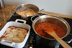 Die Komponenten der Gemüse-Lasagne: Tomatensauce, Bechamel und die Teigblätter