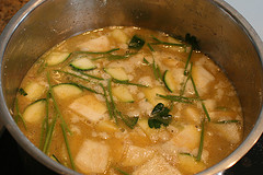 Die Suppe aufgießen und kochen