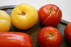 Für Geschälte Tomaten als erstes Tomaten kreuzweise am Stielansatz einschneiden