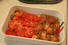 Eine Schicht Tomaten für Gratinierte Melanzani und Tomaten