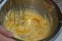 Die schaumig gerührte Butter mit dem Ei verrühren (Grießnockerl)