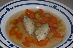 Die fertig gekochten Grießnockerl in Rindssuppe mit Karotten
