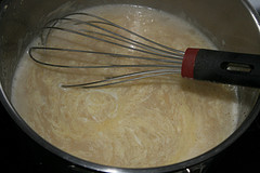 Verquirltes Ei in die Grießsuppe einrühren (Grießsuppe mit Ei)