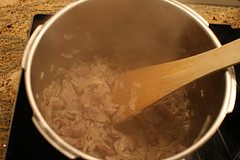 Zwiebel und Fleisch für die Gulaschsuppe anbraten