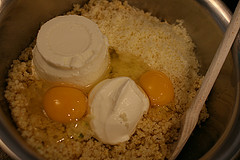 Für den Teig gekochte Hirse, Topfen, Eier, Sauerrahm und geriebenen Käse vermischen