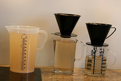 Den abgeseiten Ansatz (links) durch Kaffefilter filtern (rechts)