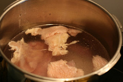 Hühnerfleisch mit kalten Wasser zustellen