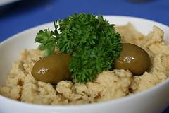 Das fertige Hummus, garniert mit Oliven und Petersilie
