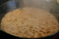 Mit 500 ml Suppe ablöschen