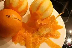 Orangenschalen dünn abschälen