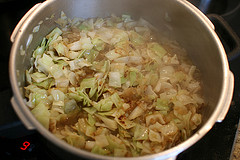 Zwiebel und Kraut in Öl braten, mit Suppe aufgienen und weich dünsten
