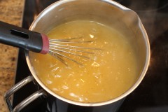 Aus Orangensaft und Puddingpulver einen Pudding kochen.