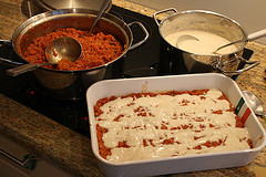 Die Lasagne besteht aus Schichten von Sauce Bolognese, Bechamel und Teigblättern