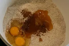 Die Zutaten für den Lebkuchen: Mehl, Eier, Honig und Gewürze
