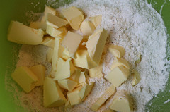 Aus Mehl, Butter, Staubzucker, geriebenen Mandeln und Eidottern einen Mürbteig kneten