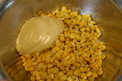 Für den Maissalat gekochten Mais mit Mayonnaise, Essig und Salz vermischen
