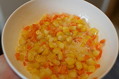 Maissalat-Variante mit frischen gewürfelten Paprika