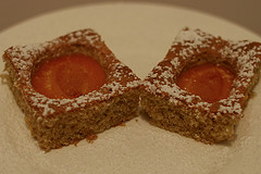 Zwei Stück Marillenkuchen, mit Staubzucker angerichtet