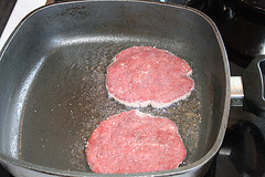 Fleischlaibchen für die Hamburger in Öl braten