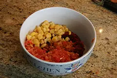 Tomaten, Mais, Chilli, Zwiebel und Tomatenmark für die Mexican Sauce