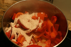 Paprika und Zwiebel anbraten und mit Mehl stauben