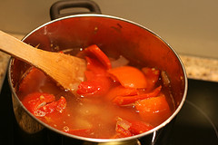 Die Paprikasuppe mit Wasser ablöschen und kochen