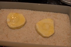 Pastinakenscheiben in Mehl, Ei und Bröseln panieren