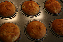 Die Pfirsich Mandel Muffins nach dem Backen noch in den Formen