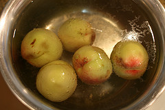 Die Pfirsiche kurz in kochendem Wasser blanchieren, um die Haut abziehen zu können