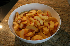 Die Pfirsiche in Spalten geschnitten
