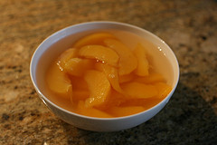 Das Pfirsichkompott frisch aus dem Glas