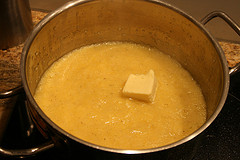 In die fertig gekochte Polenta ein Stück Butter einrühren