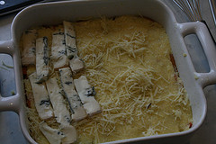 1/3 der Polenta mit Käse vermischen und auf die Karotten schichten