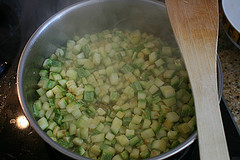 Die in Würfel geschnittenen Zucchini braten