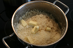 Das Risotto alla milanese wird mit Butter und Parmesan abgerundet